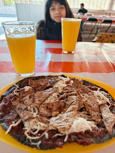Gordita abierta con chicharrón, frijoles y queso